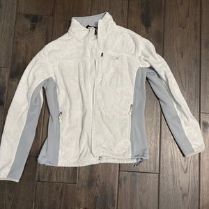 Large Mountsin Hardware Soft grey and white Fleece